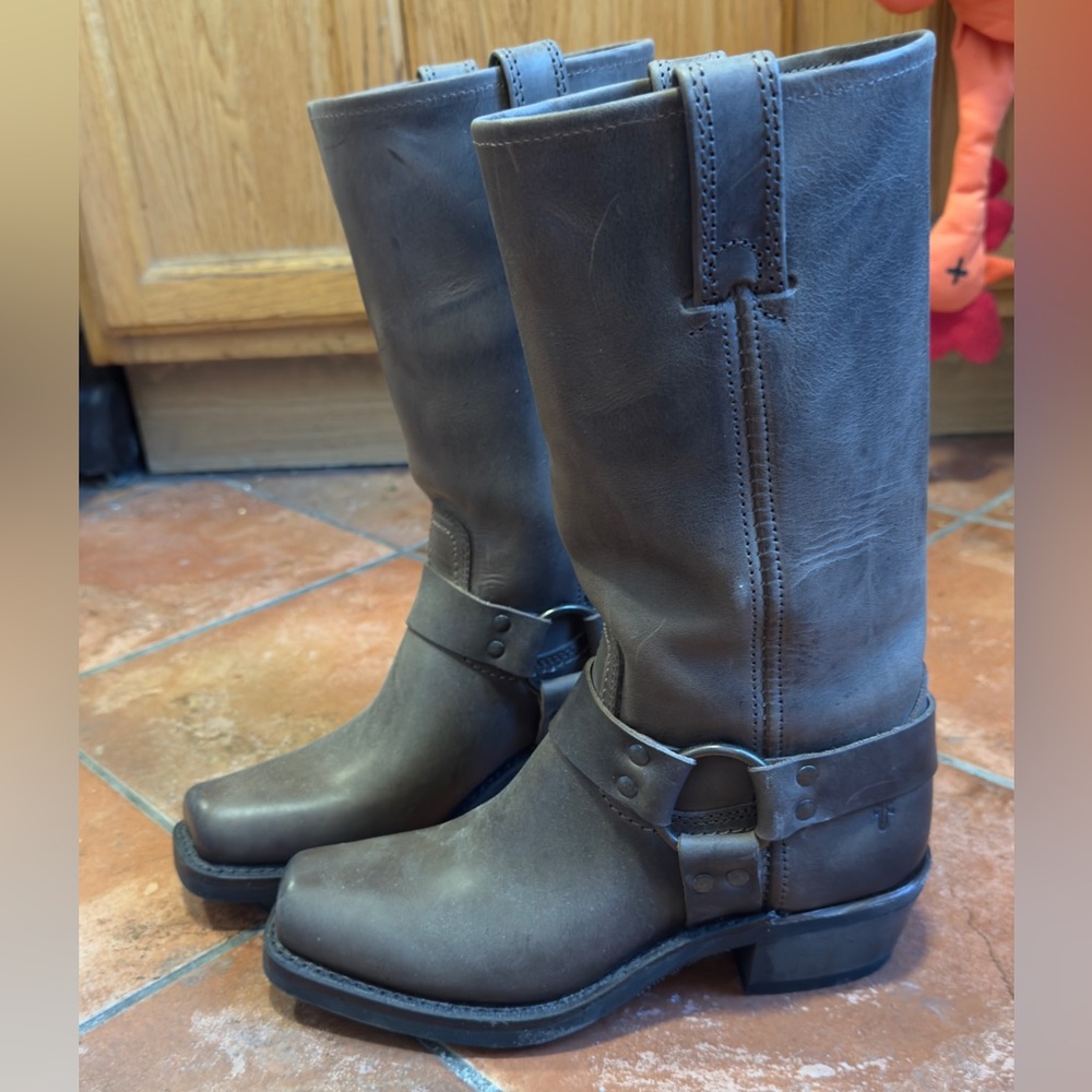 Frye Harness Riding Boots sz 7
NEW